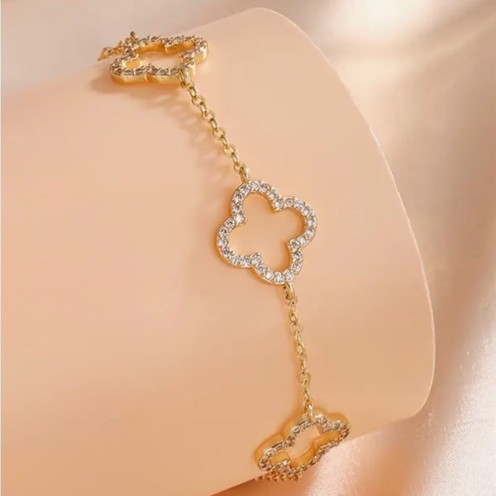 Elegant Gold and Silver Flower Bracelet new in a box gold plated - Picture 2 of 15
